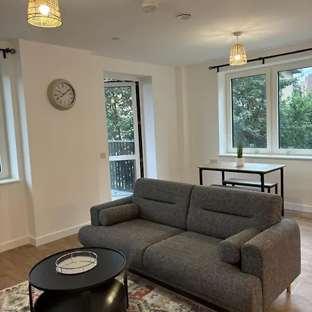 Beautiful Modern 2 Bedroom Flat